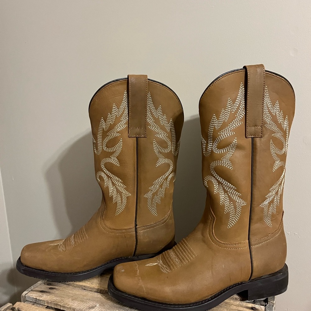 Brown Western Cowboy Boots with Embroidered Design
